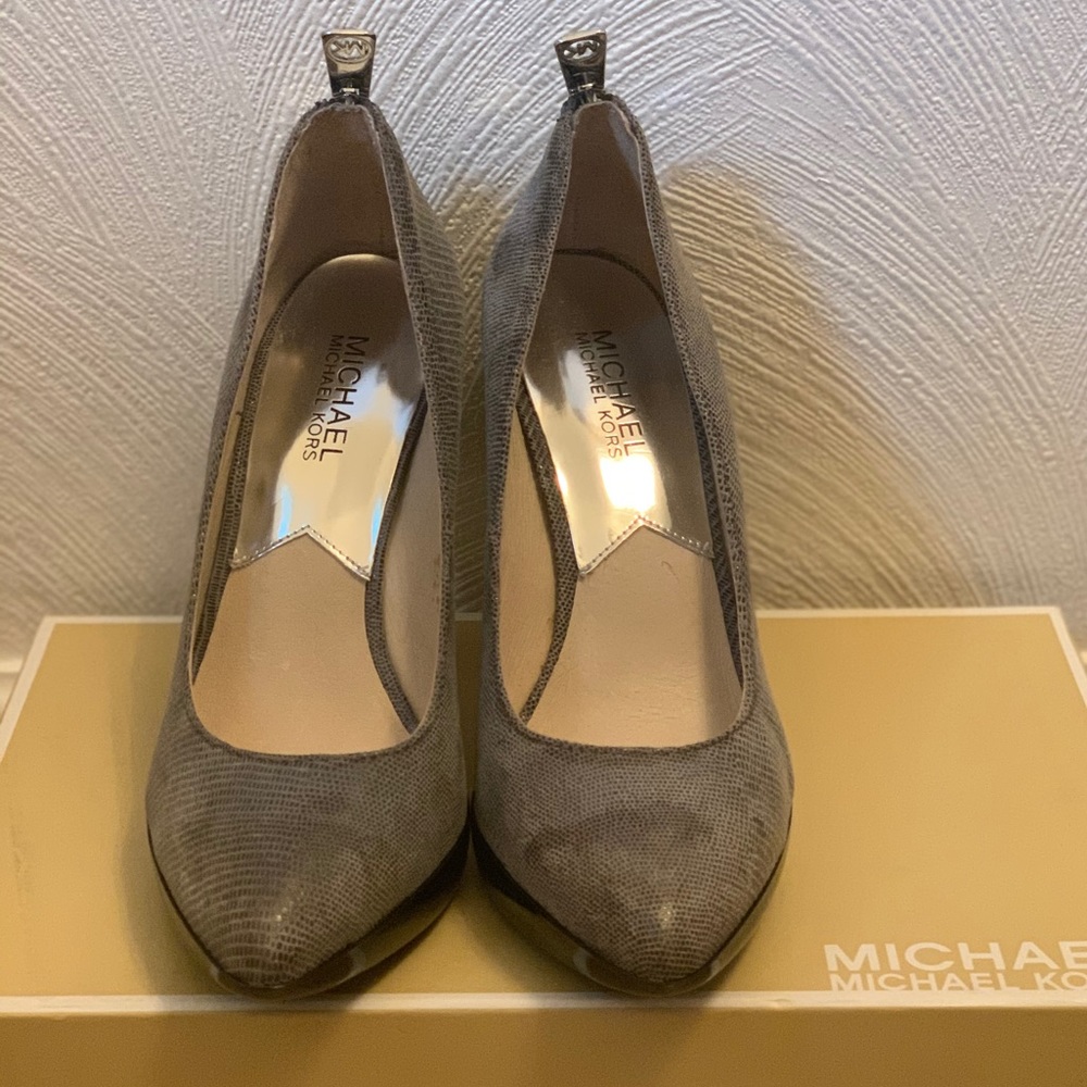 MK City Pump Embossed Leather Upper